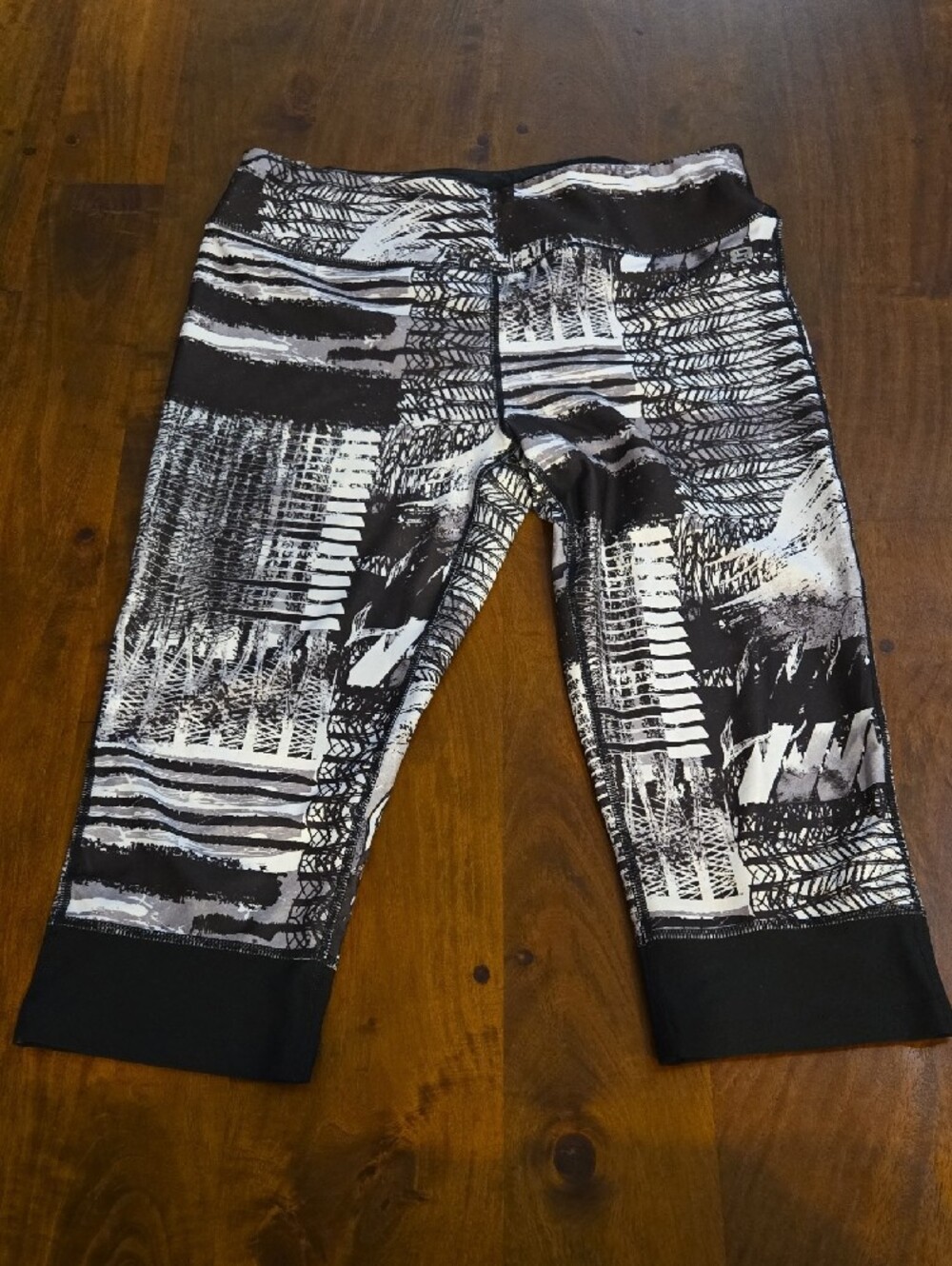 Layer 8 Black & White Graphic Capri Leggings Size Large